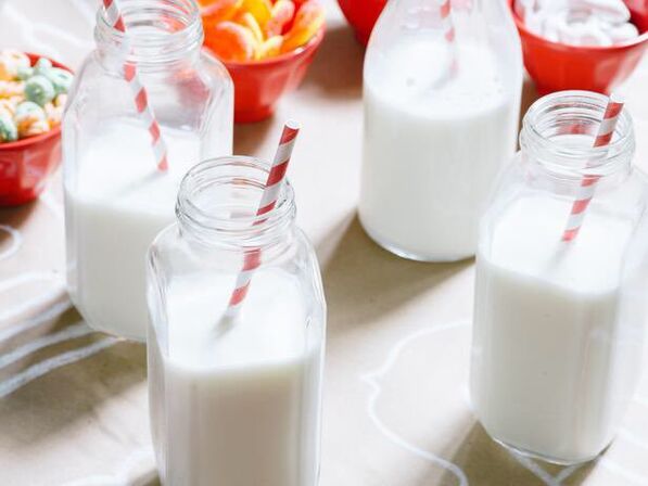 Opat gelas kefir beurang - hiji metodeu lemah lembut kaleungitan beurat dina diet kefir