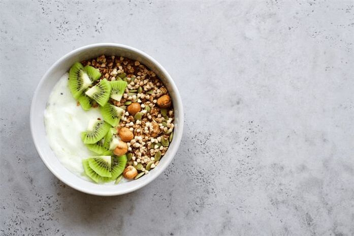 bubur sereal sareng yogurt sareng buah