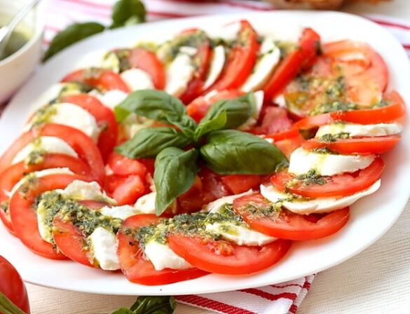 Caprese mangrupa appetizer alus teuing pikeun maranéhanana nuturkeun diet Tengah.