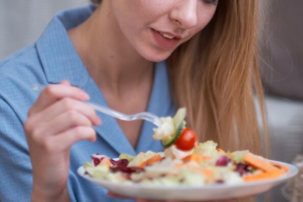 Hiji awéwé robah gaya hirup nya jeung leungit beurat berkat diet Tengah