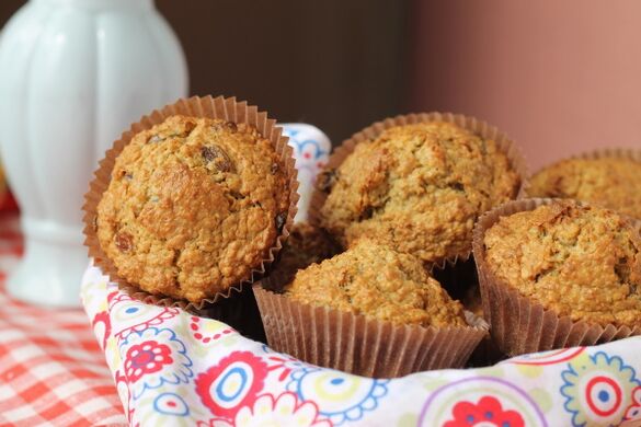 Oatmeal muffins kalawan almond - dessert seungit pikeun maranéhanana kaleungitan beurat dina diet Tengah