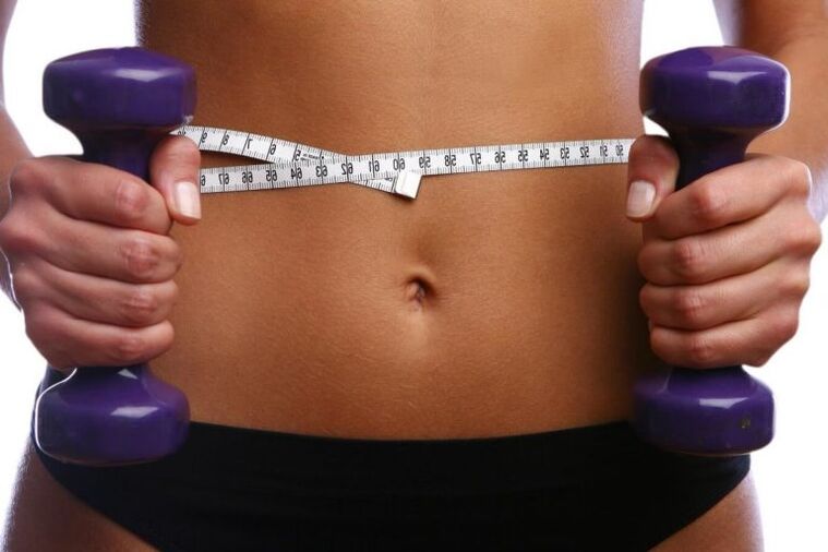 Dumbbells Kabugaran dina panangan awéwé anu pas