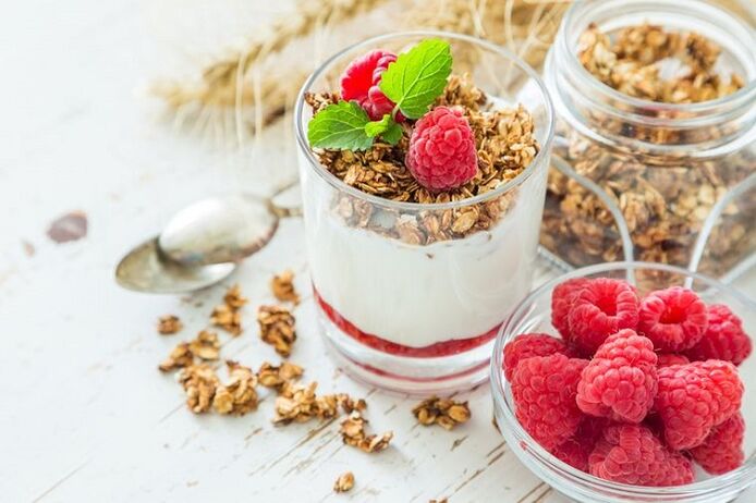 yoghurt sareng raspberry sareng muesli pikeun ngirangan beurat awak